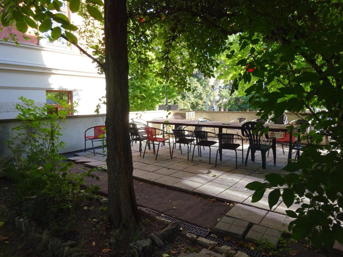Hummel Hostel - Historische Stadtvilla Mit Garten Ваймар Екстериор снимка