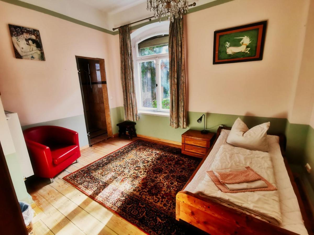Hummel Hostel - Historische Stadtvilla Mit Garten Ваймар Екстериор снимка