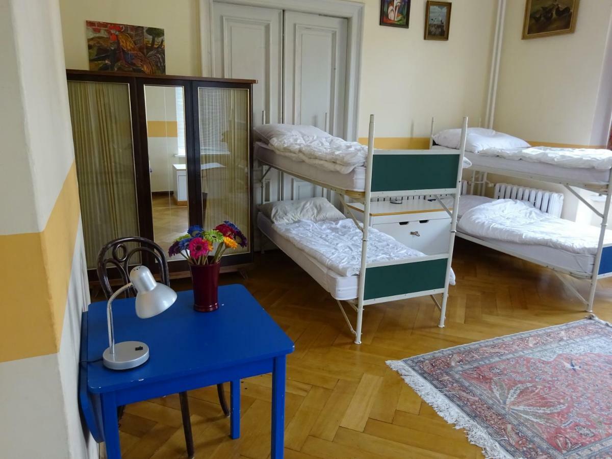 Hummel Hostel - Historische Stadtvilla Mit Garten Ваймар Екстериор снимка