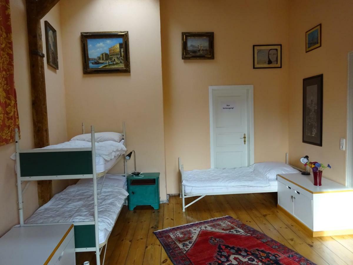 Hummel Hostel - Historische Stadtvilla Mit Garten Ваймар Екстериор снимка